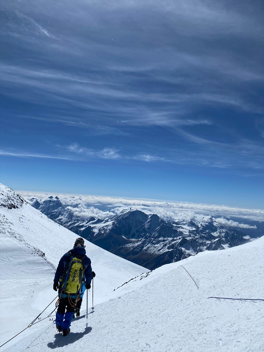 Türk dağcı Alpay Korkmaz Avrupa'nın en yüksek dağı Elbruz'a tırmandı