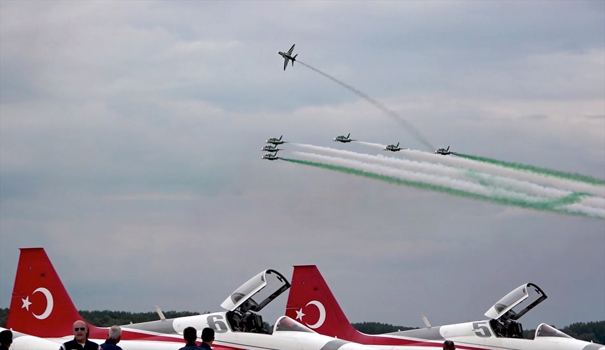 MSB: Türk Yıldızları, Macaristan Uluslararası Askeri Hava Gösterileri kapsamında uçuş gerçekleştirdi