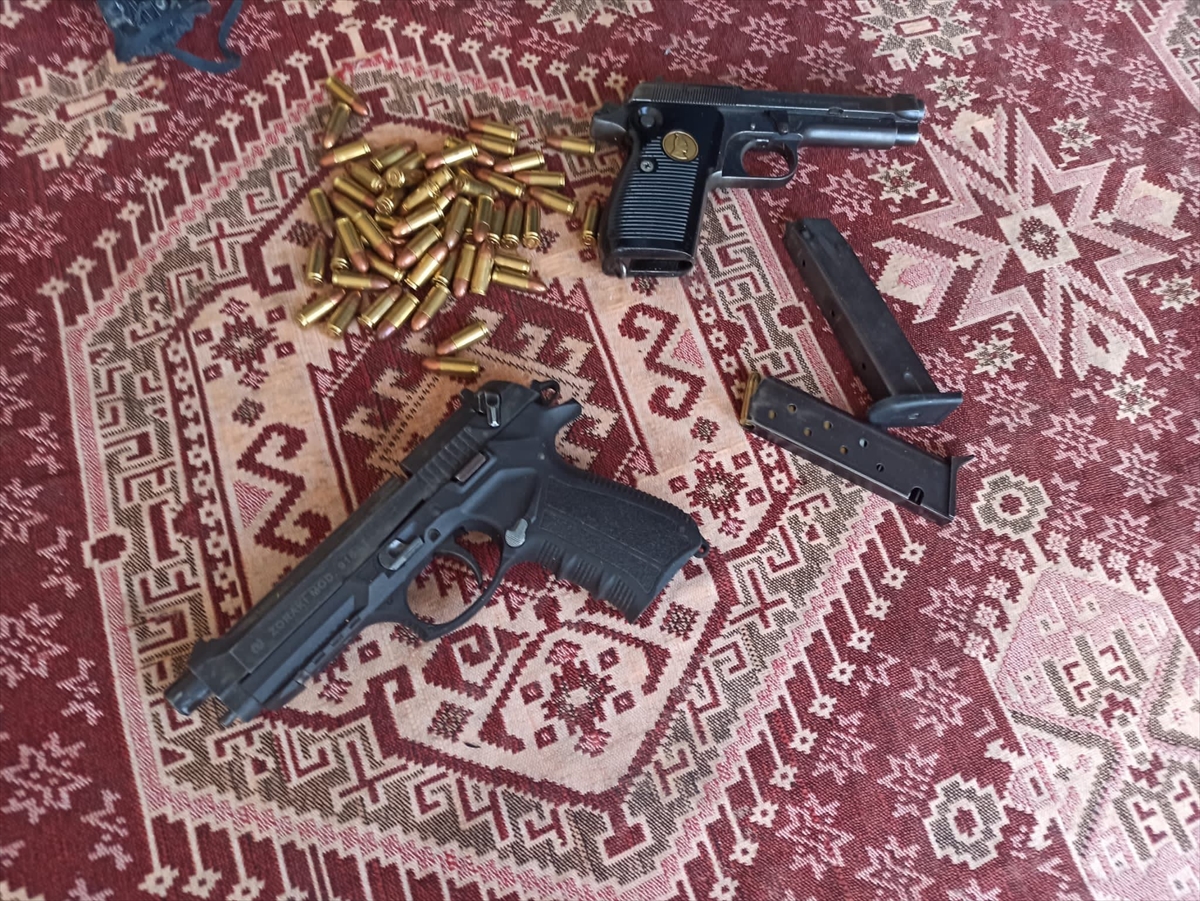 Ağrı'da evlerinde ruhsatsız tabanca ele geçirilen 2 kişi gözaltına alındı