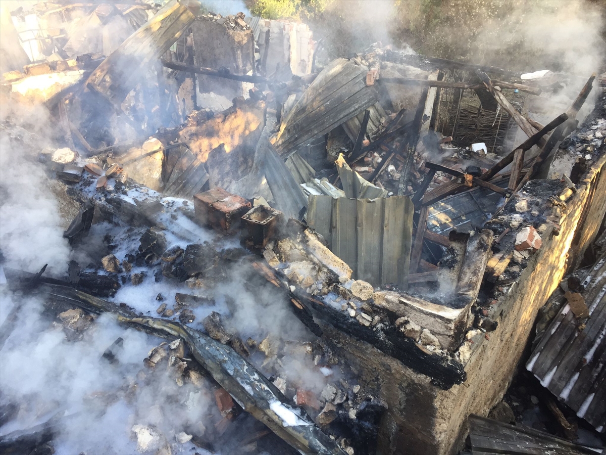 Amasya'da ahşap evde çıkan yangın ormanlık alana sıçramadan söndürüldü
