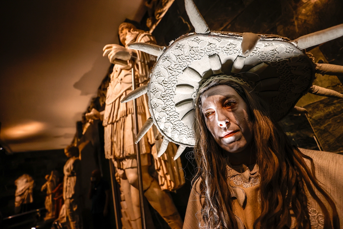 Antalya Müzesi'nde “Midas'ın Kulakları” oyunu sahnelendi