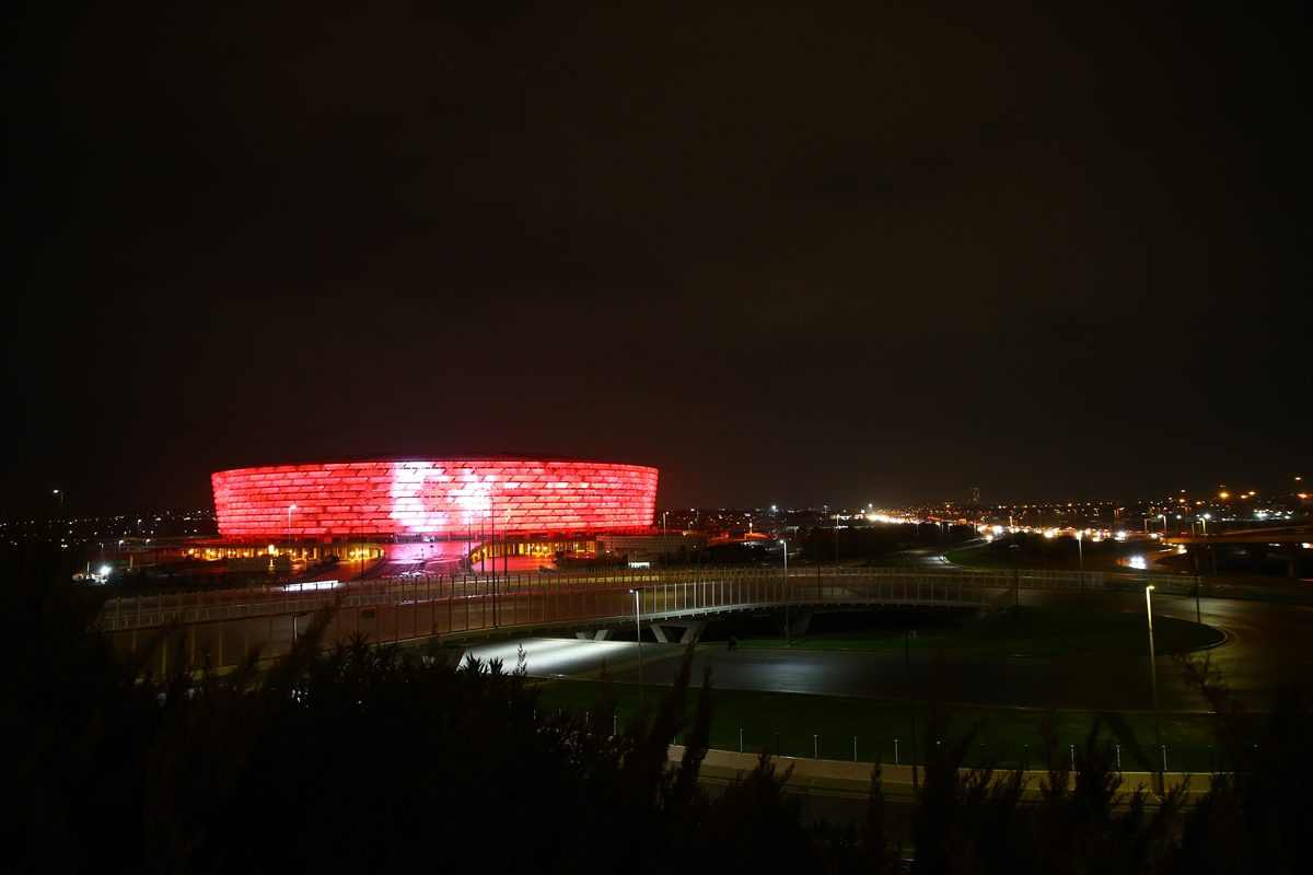 Bakü Olimpiyat Stadyumu'na Türk bayrağı yansıtıldı