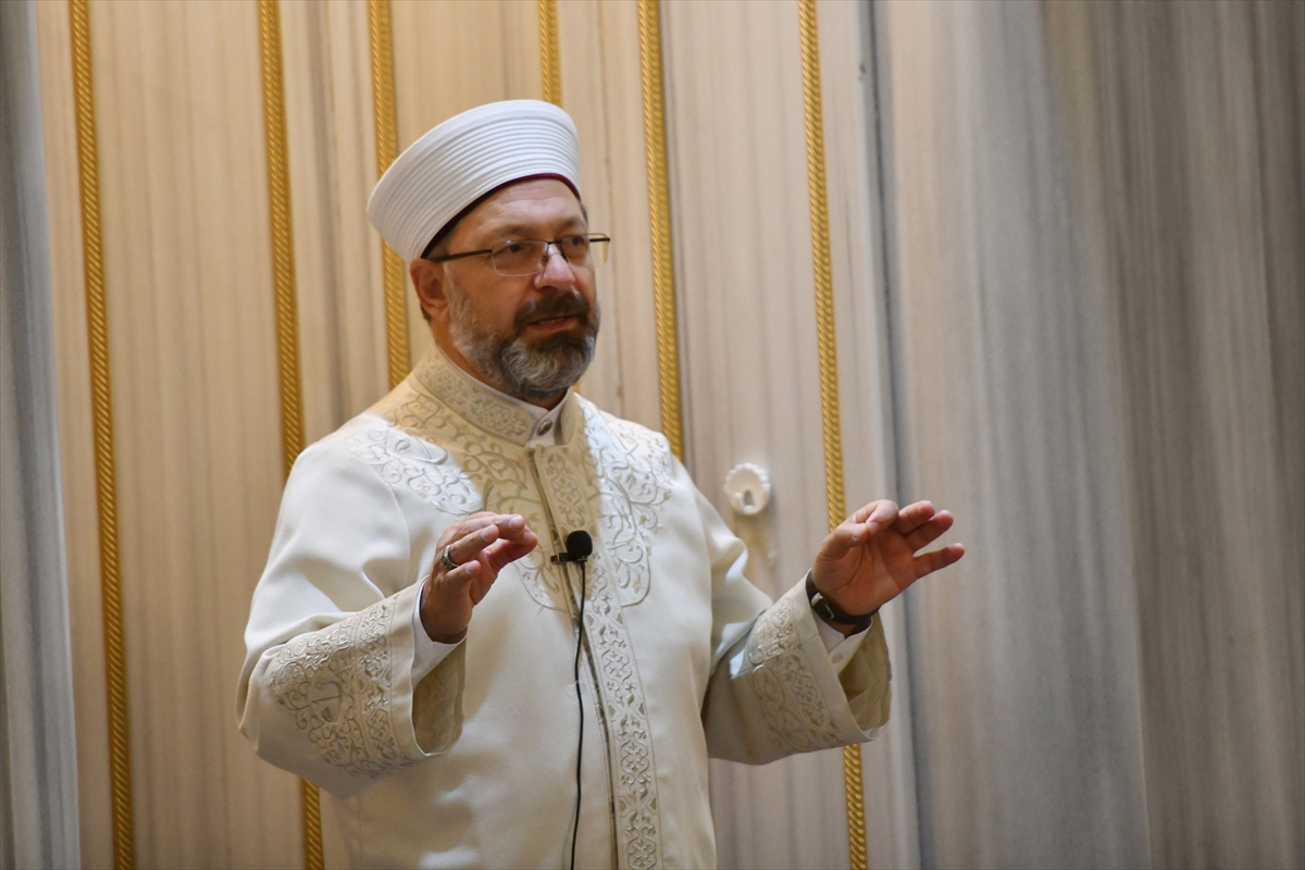 Diyanet İşleri Başkanı Erbaş, Gaziantep'te gençlerle buluştu: