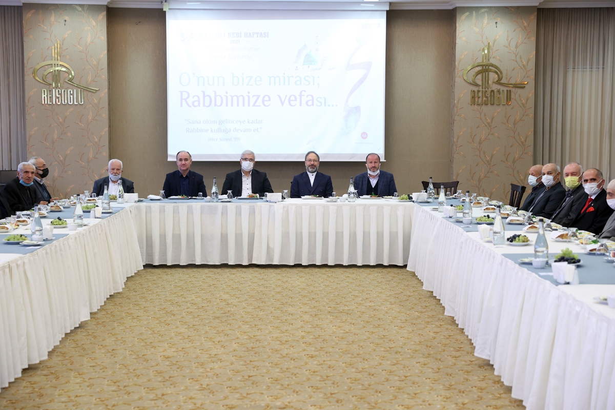 Diyanet İşleri Başkanı Erbaş, Sakarya'da emekli İmam Hatip Lisesi öğretmenleriyle buluştu