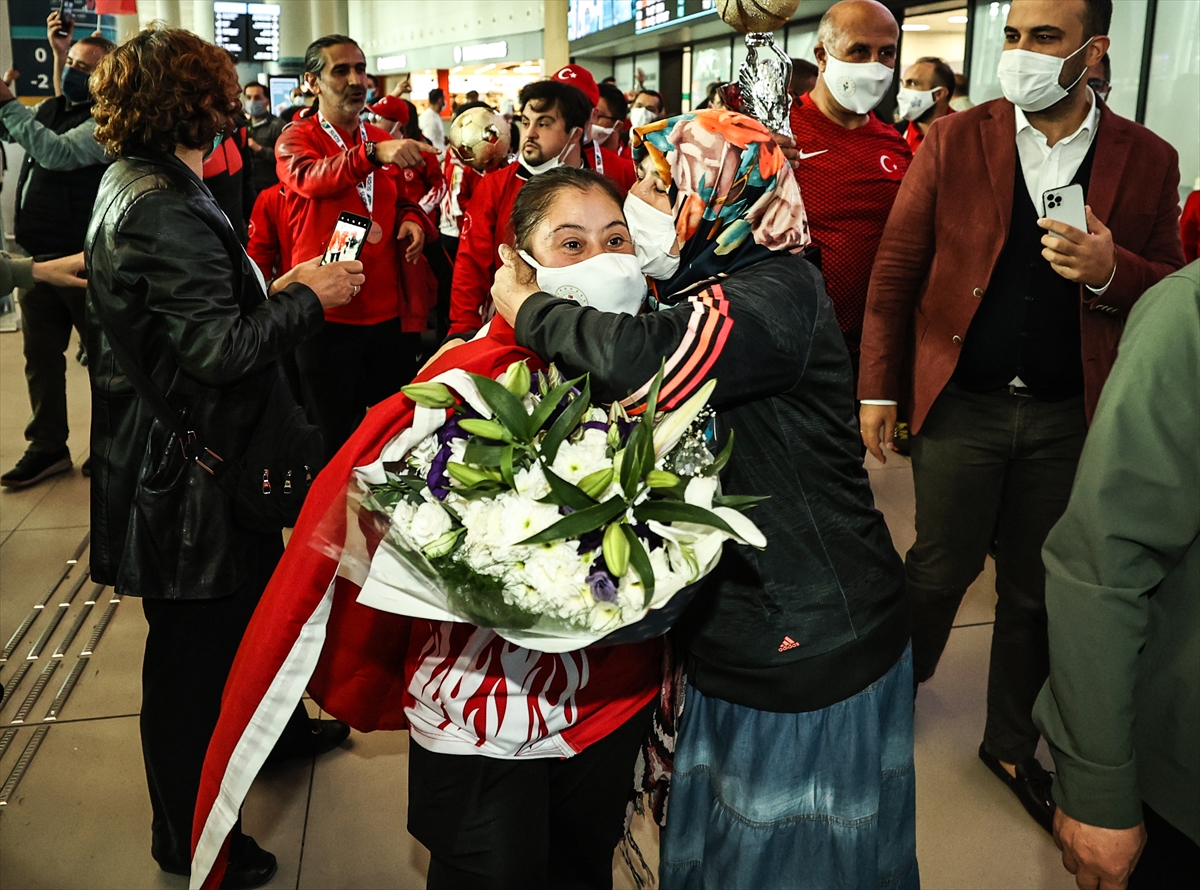 Down Sendromlular Avrupa Oyunları'na katılan özel sporcular İstanbul'a döndü