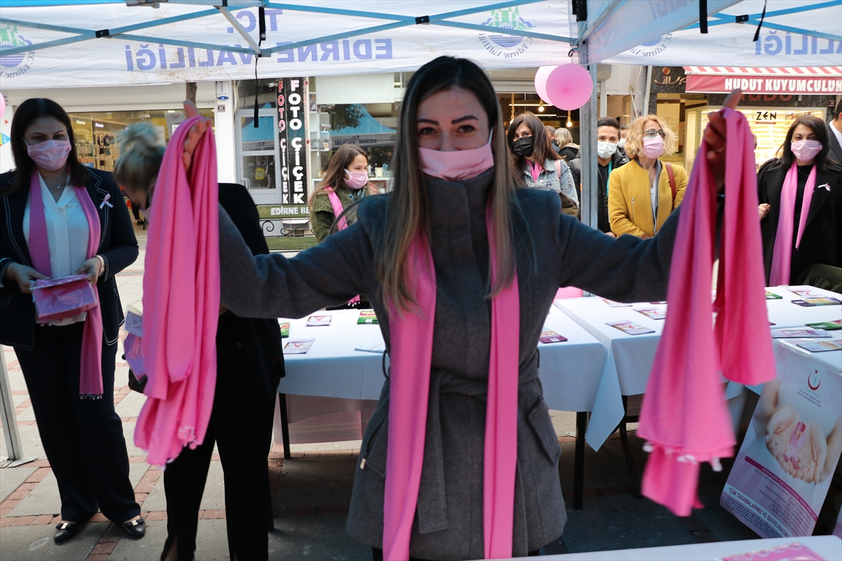 Edirne'de meme kanserine dikkati çekmek için pembe maske ve oyalı fular dağıtıldı