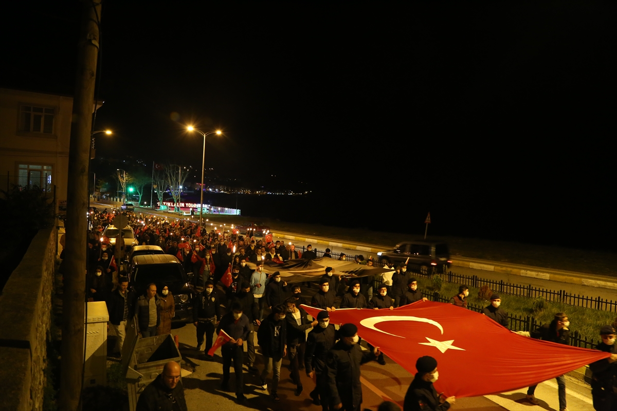 İnebolu'da düzenlenen fener alayında kadınlar şehit Şerife Bacı kıyafetleriyle yürüdü
