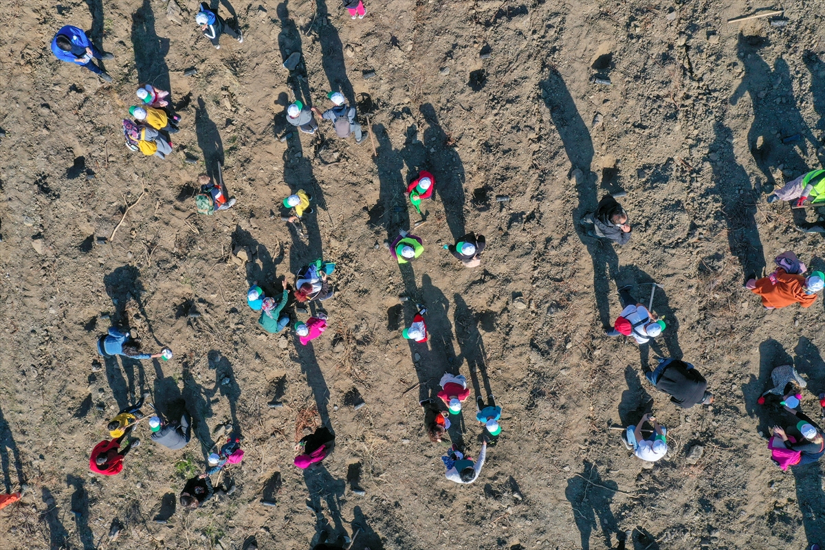 İzmir depreminde ölen ikizler anısına 1500 fidan toprakla buluştu