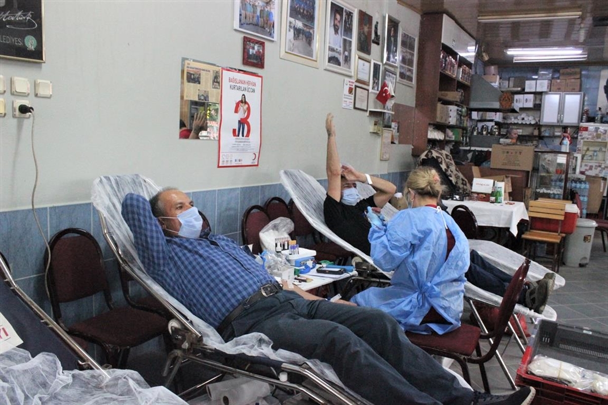 İzmirli kahvehaneci iş yerinde 17'nci kan bağışı kampanyasını düzenledi