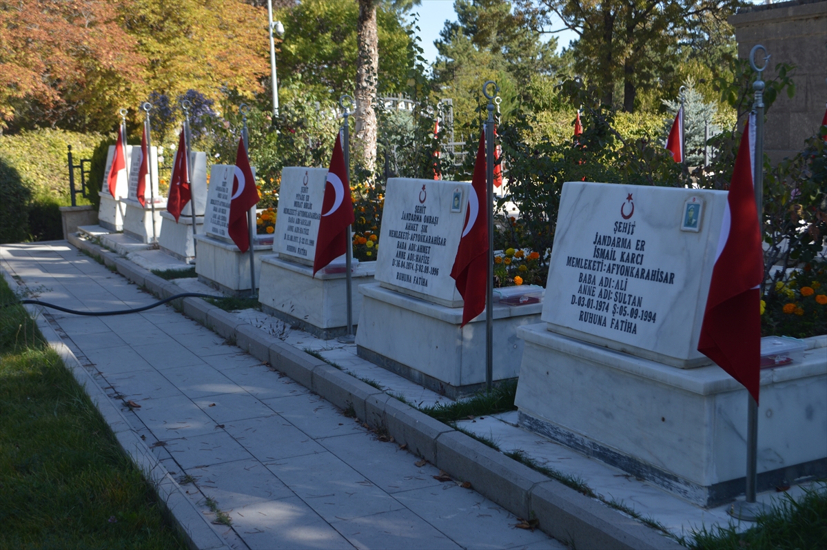 Şehit kabirlerinin üzerine dua kitabı koyan liseli Cansu acılı aileleri duygulandırdı
