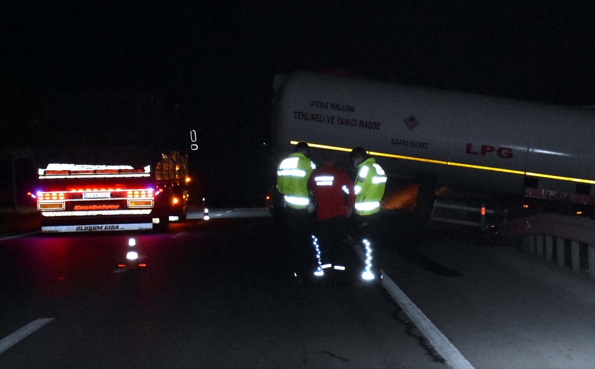 Kırıkkale'de makaslayan LPG yüklü tırın sürücüsü yaralandı