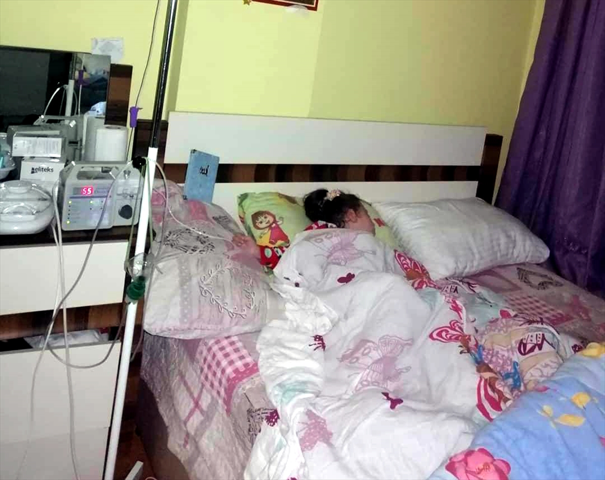 Kırşehir'de sağlık çalışanları karnından beslenen Mina için seferber oldu
