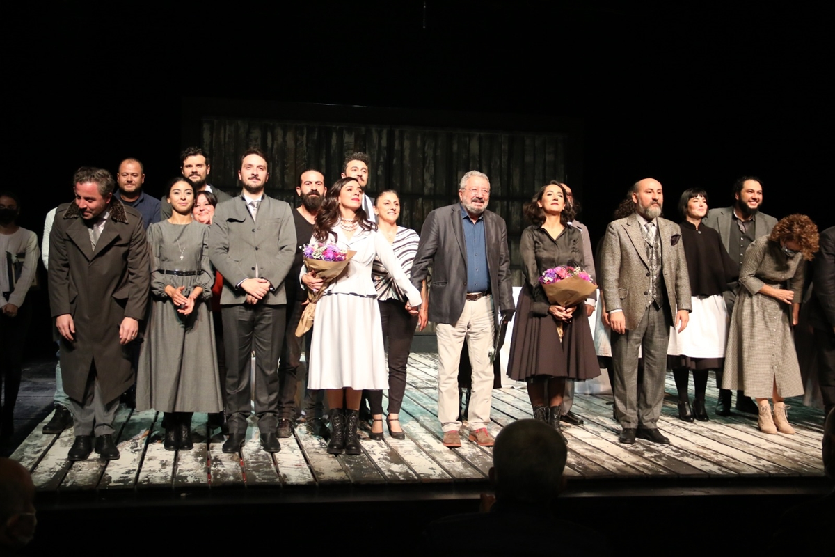 Kocaeli Şehir Tiyatrosu Kovid-19 önlemleriyle perdelerini açtı