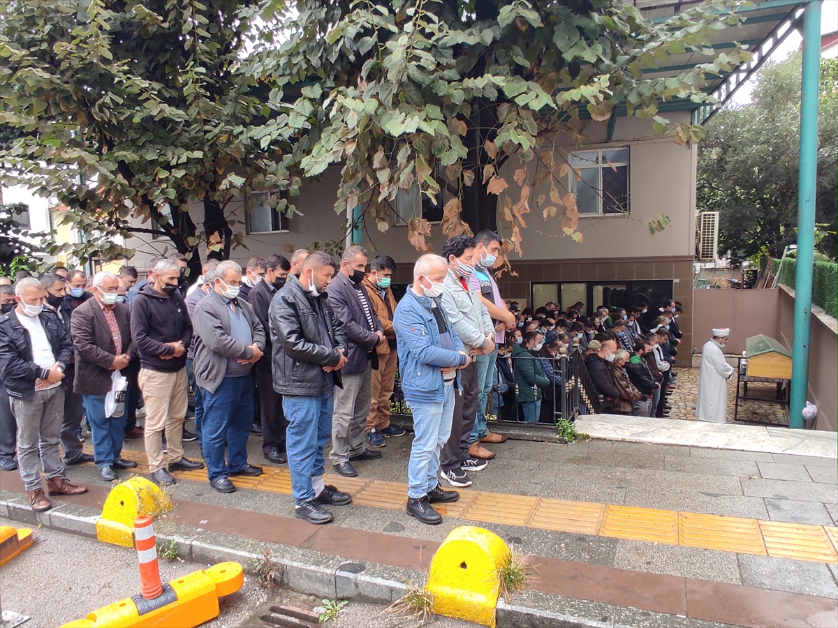Kocaeli'de silahlı saldırıda öldürülen belediye işçisi toprağa verildi
