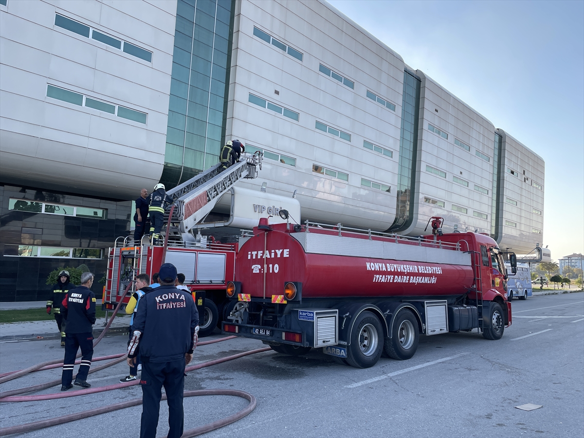Konya Spor ve Kongre Merkezi'nin çatısında çıkan yangın söndürüldü