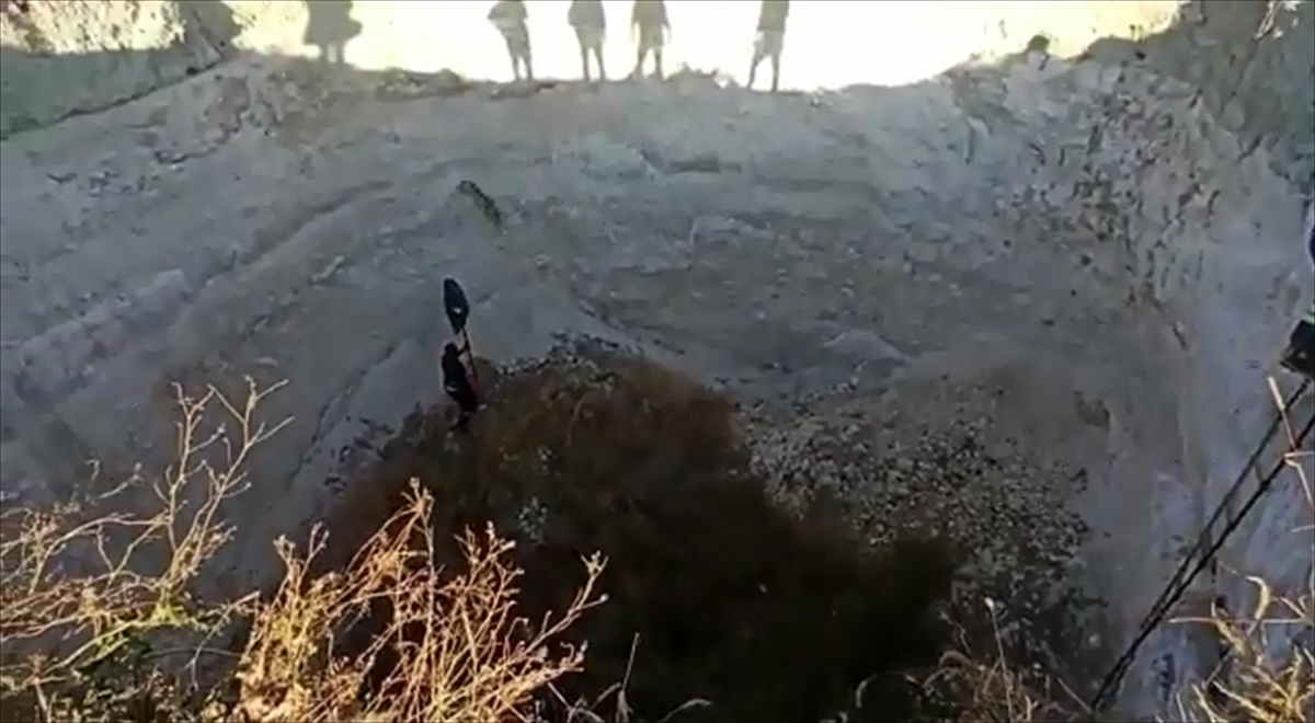 Konya'da obruğa düşen tilki kurtarıldı