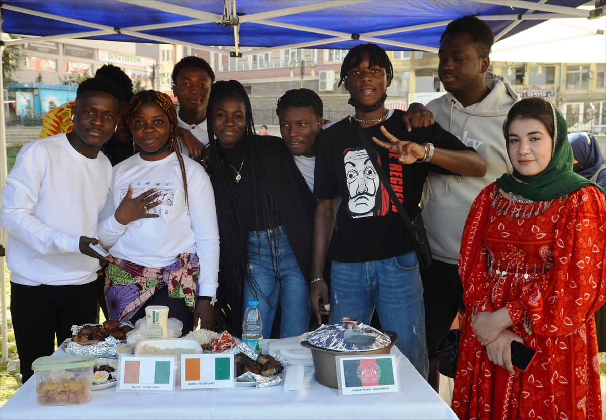 Kütahya’da öğrenim gören 74 ülkenin öğrencileri halk oyunu gösterisi sundu