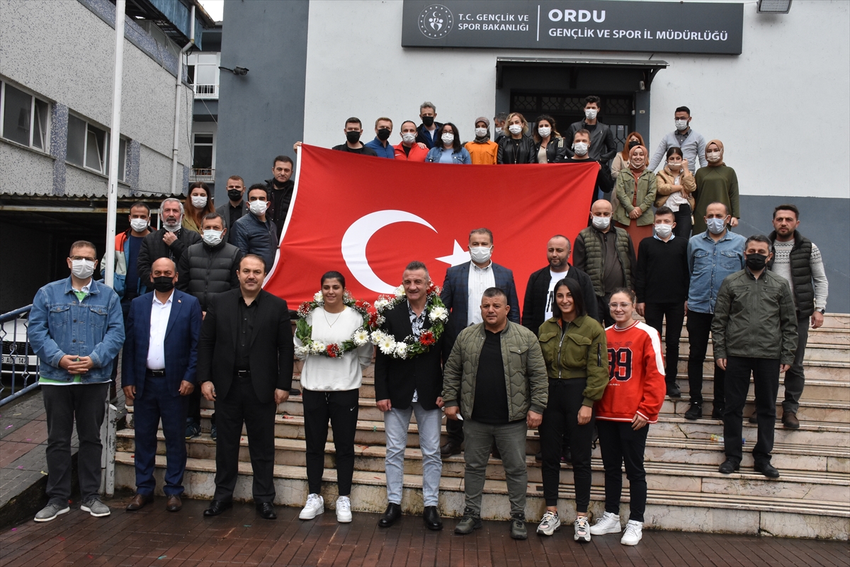 Olimpiyat şampiyonu boksör Busenaz Sürmeneli, kamp yaptığı Ordu'ya geldi