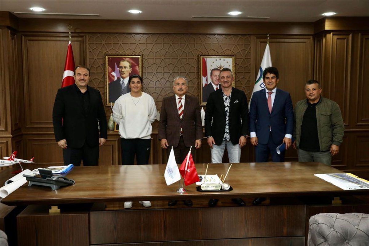 Olimpiyat şampiyonu boksör Busenaz Sürmeneli, Ordu'da altınla ödüllendirildi