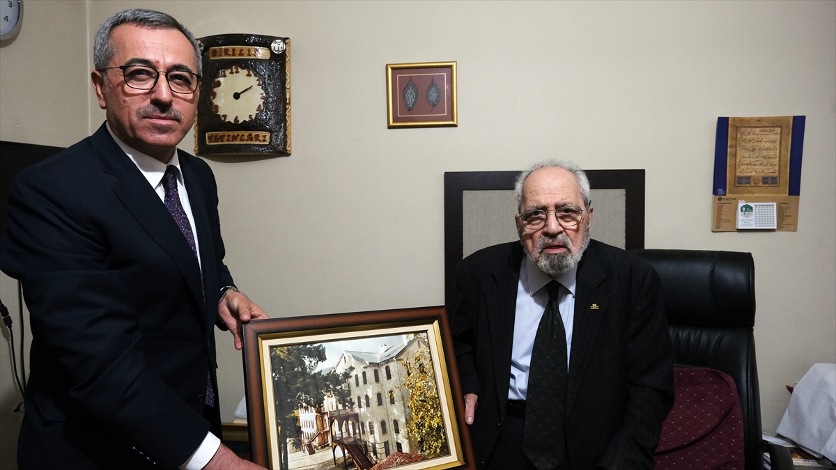 Şair ve Yazar Sezai Karakoç'a fahri hemşehrilik beraatı takdim edildi