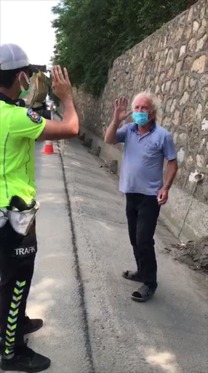 Sakarya'da gözünden rahatsızlanan tır şoförüne trafik polisi damla damlattı