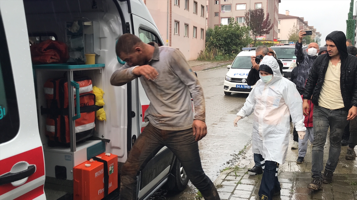 Sakarya'da havalandırma boşluğunda sıkışan işçi kurtarıldı