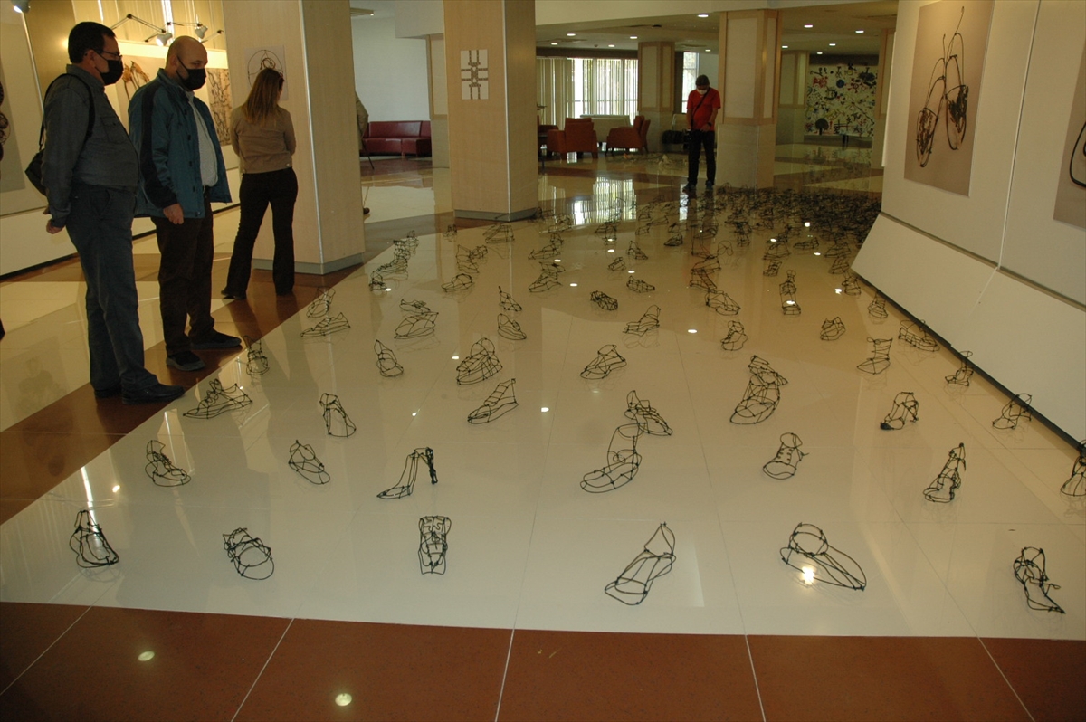 Sanatçı Ahmet Dilek'in dijital baskı ve enstalasyon sergisi Aydın'da açıldı