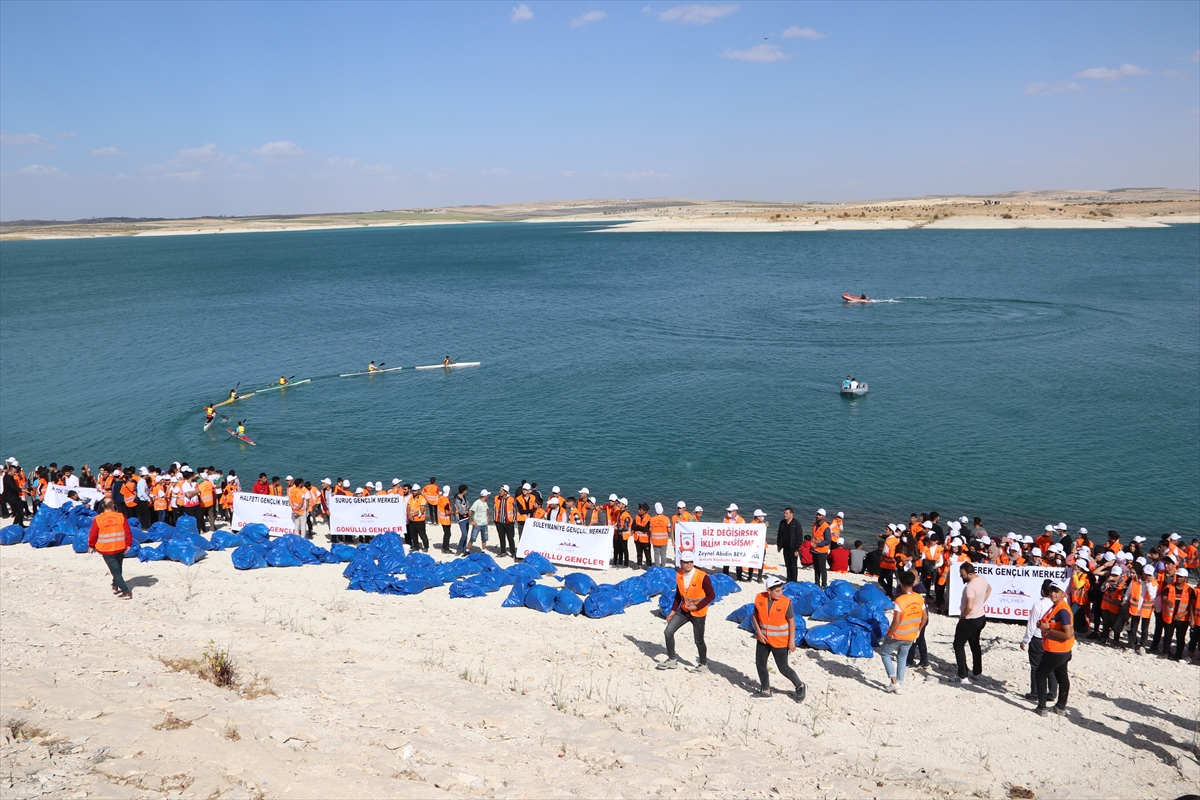 Şanlıurfa'da bin gencin katılımıyla Atatürk Barajı'nın kıyısı temizlendi