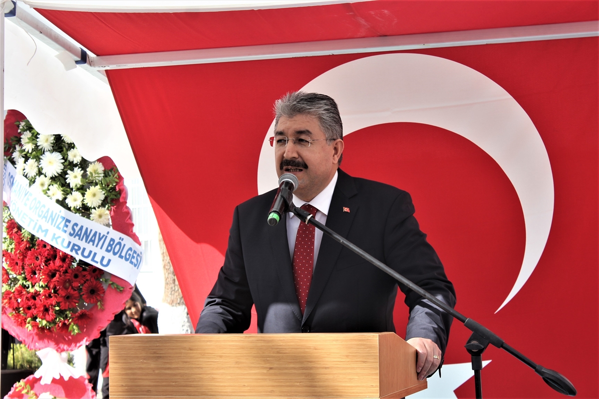 Teknik Direktör Samet Aybaba, isminin verildiği spor lisesinin açılışına katıldı