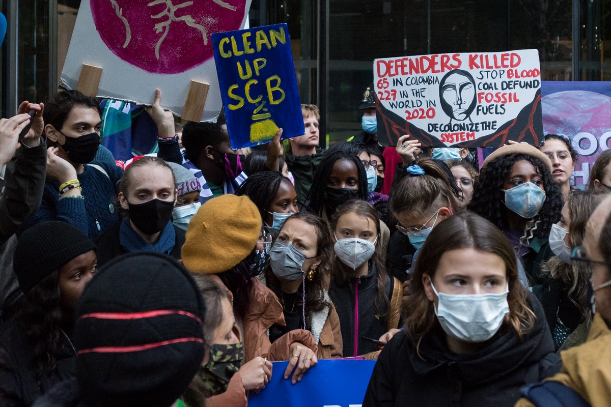 Londra'da çevreci gençler, BM İklim Zirvesi öncesi gösteri düzenledi