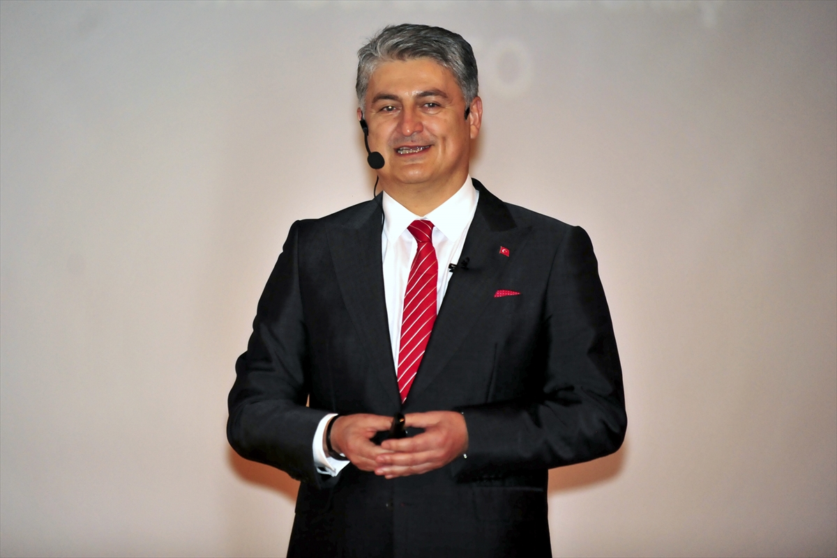 TOGG Üst Yöneticisi Gürcan Karakaş, BUÜ'nün akademik yılı açılış töreninde konuştu: