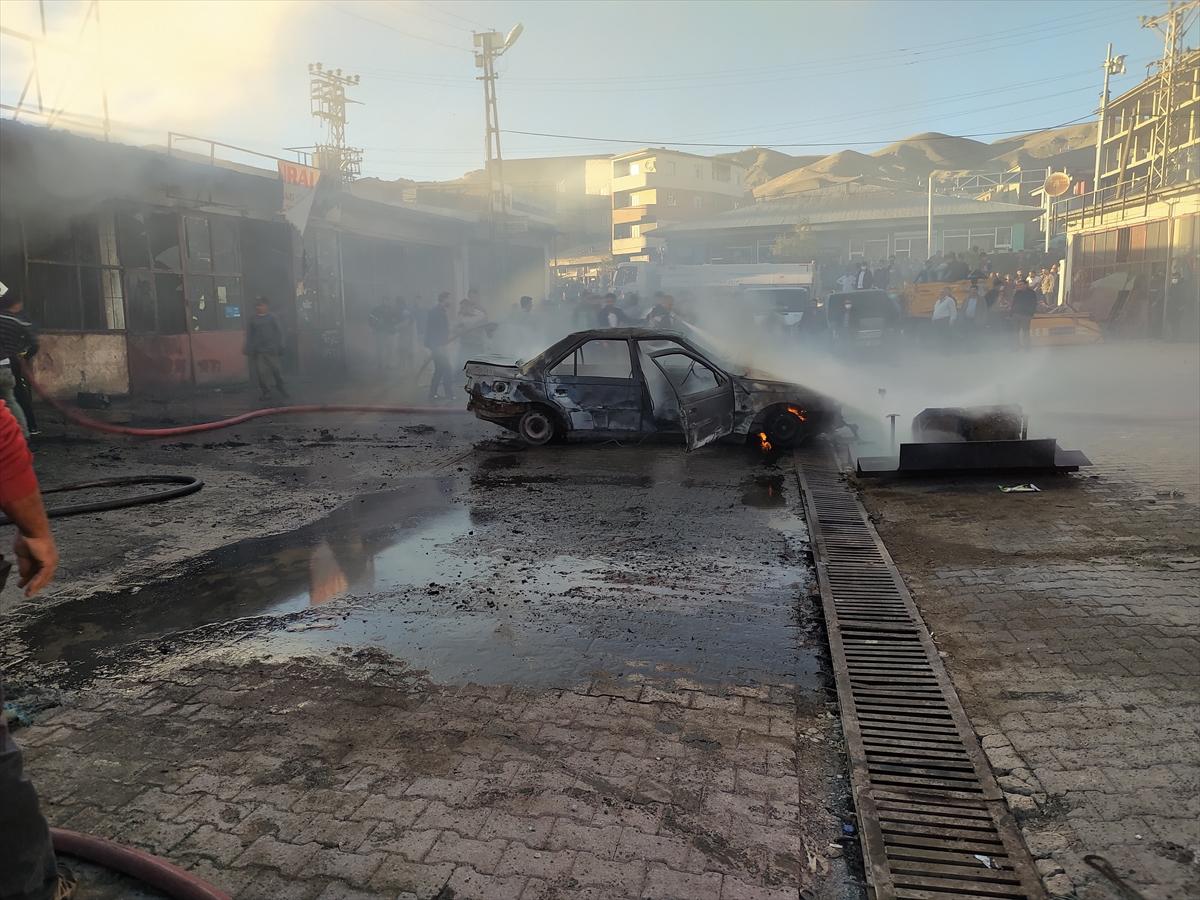 Van'da alev alan otomobildeki yangının sıçradığı 3 iş yeri hasar gördü