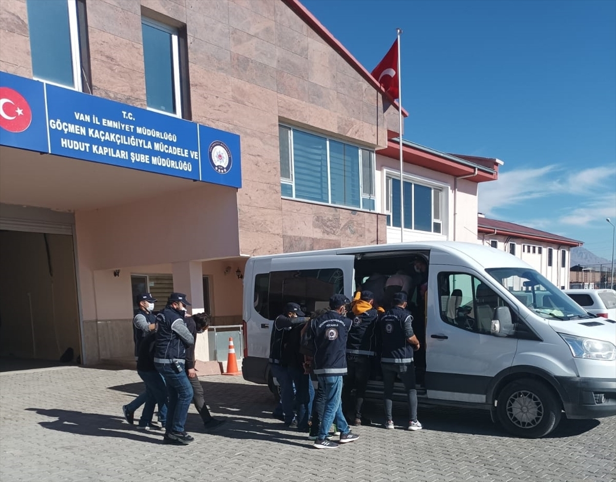 Van'da göçmen kaçakçılığı yaptıkları iddiasıyla 18 şüpheli hakkında işlem yapıldı