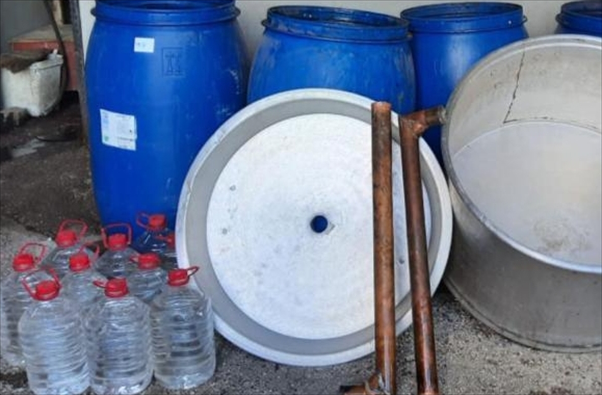 Adana'da 1720 litre sahte içki ele geçirildi
