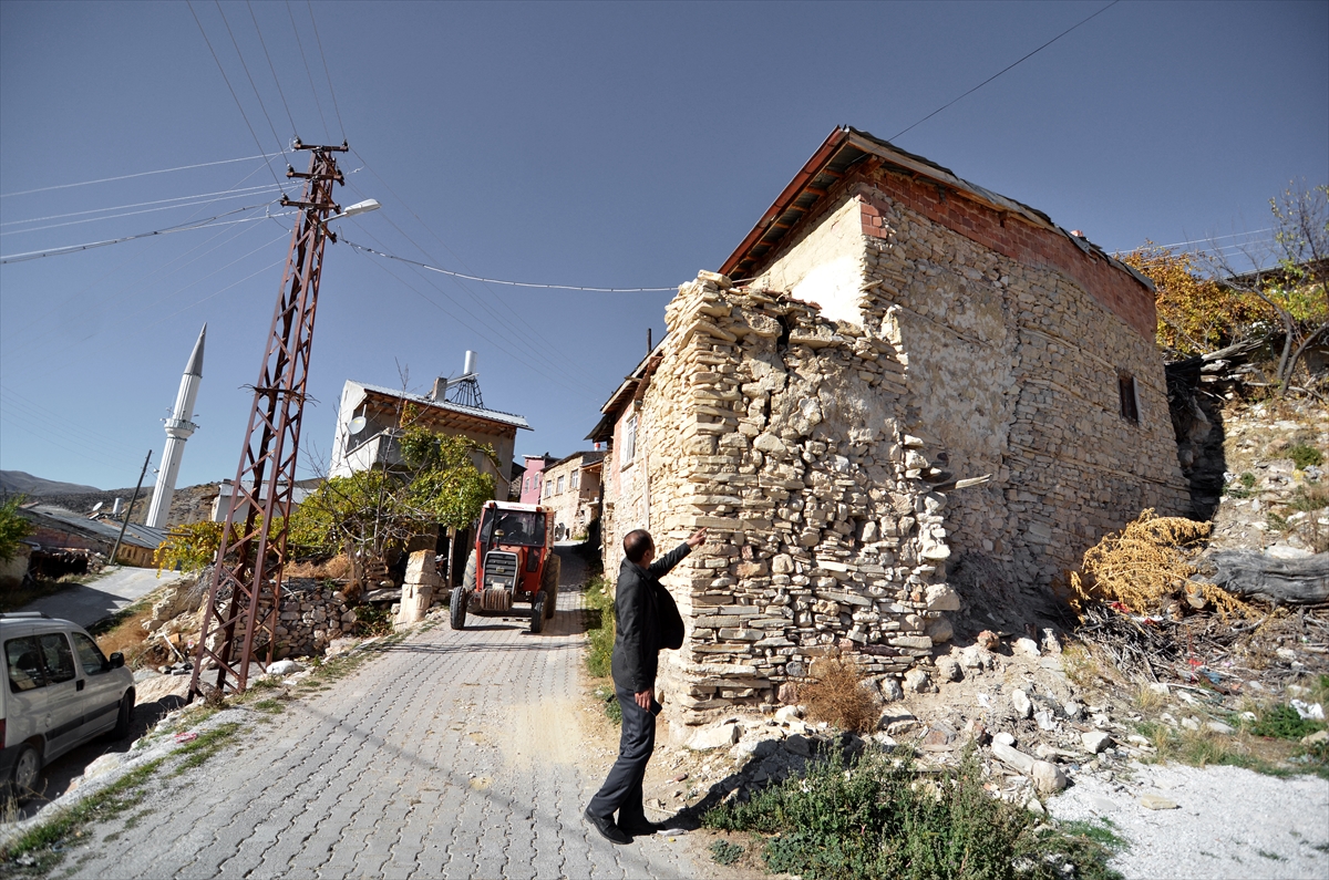AFAD, Konya'daki depremden etkilenen mahalleye çadır kurdu