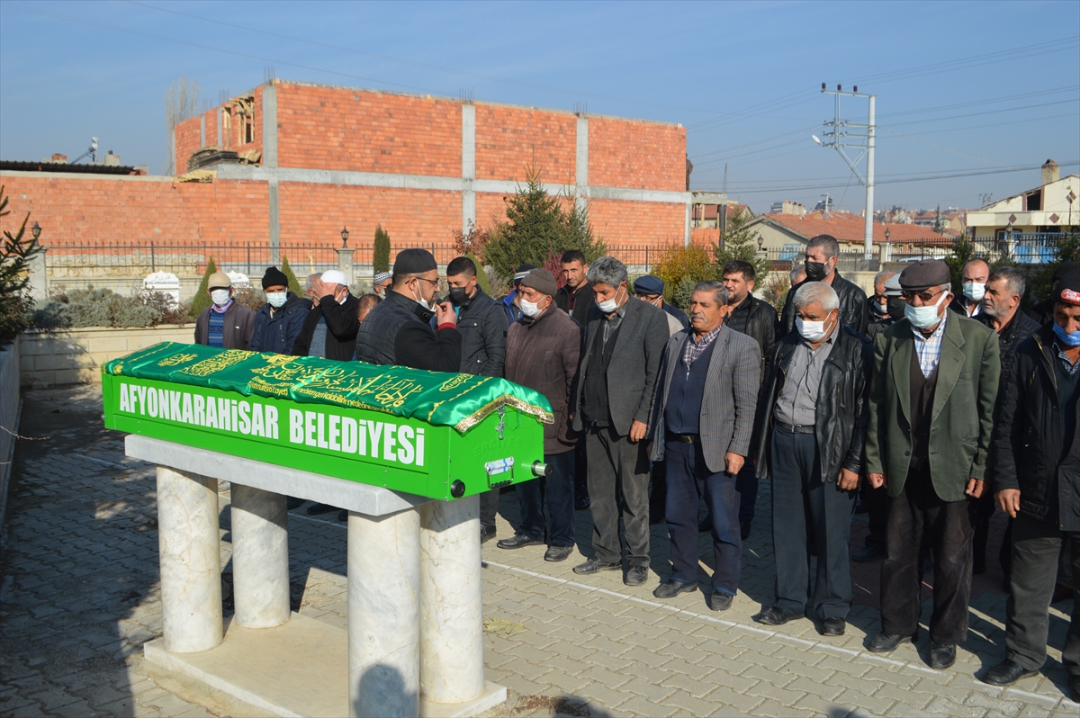 Afyonkarahisar'da 4 kişinin öldüğü otomobilden yaralı kurtulduktan sonra hastanede yaşamını yitiren genç toprağa verildi