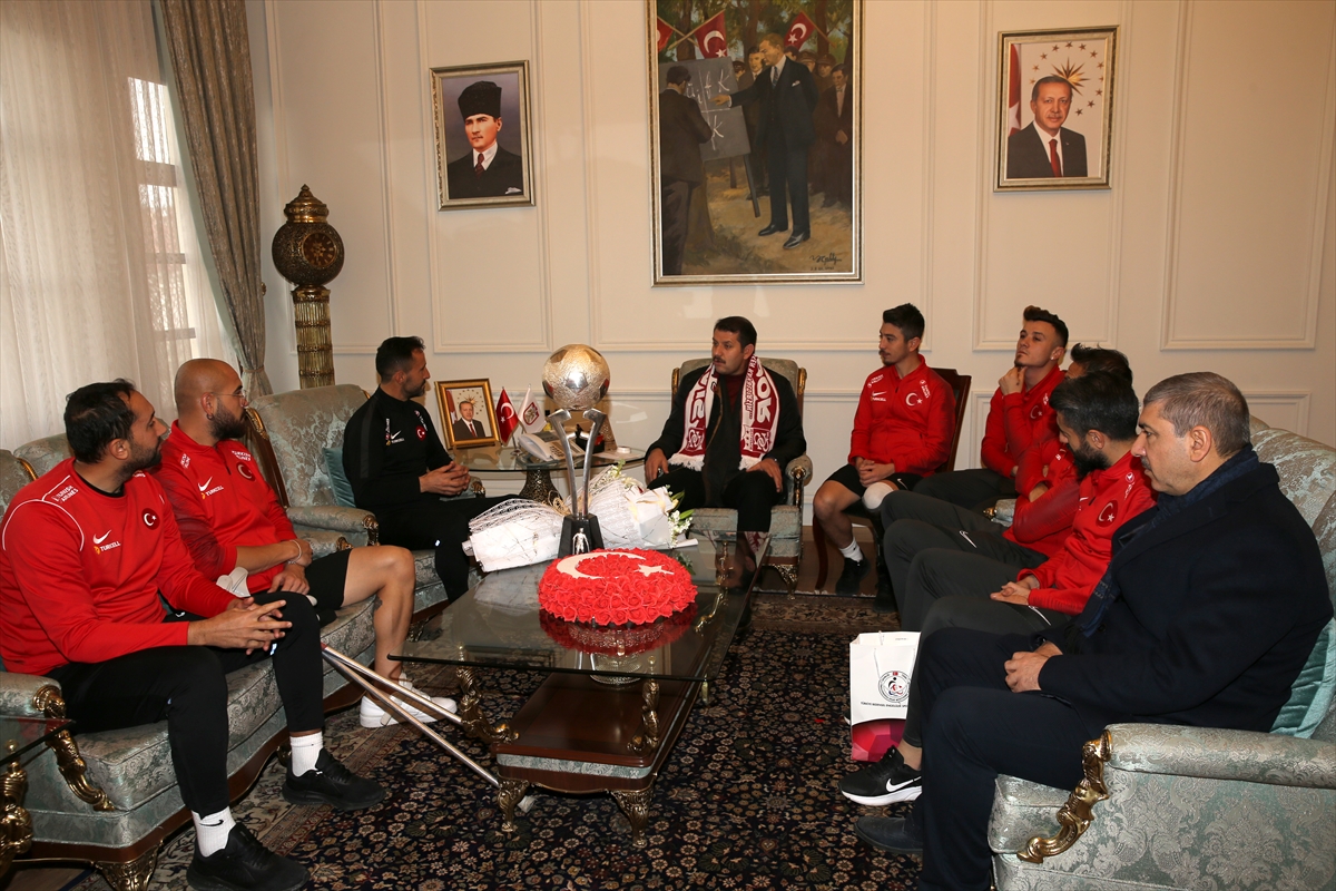 Ampute Milli Futbol Takımı'ndan Sivas Valisi Salih Ayhan'a ziyaret