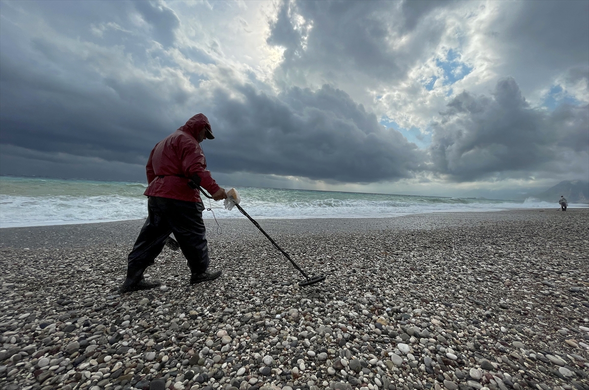Antalya'da kuvvetli rüzgar ve sağanak etkili oluyor
