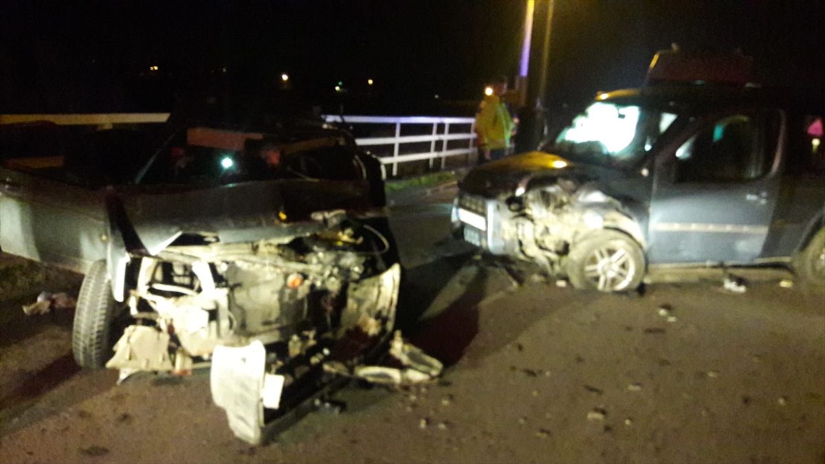 Balıkesir'de otomobil ile hafif ticari aracın çarpıştığı kazada 5 kişi yaralandı