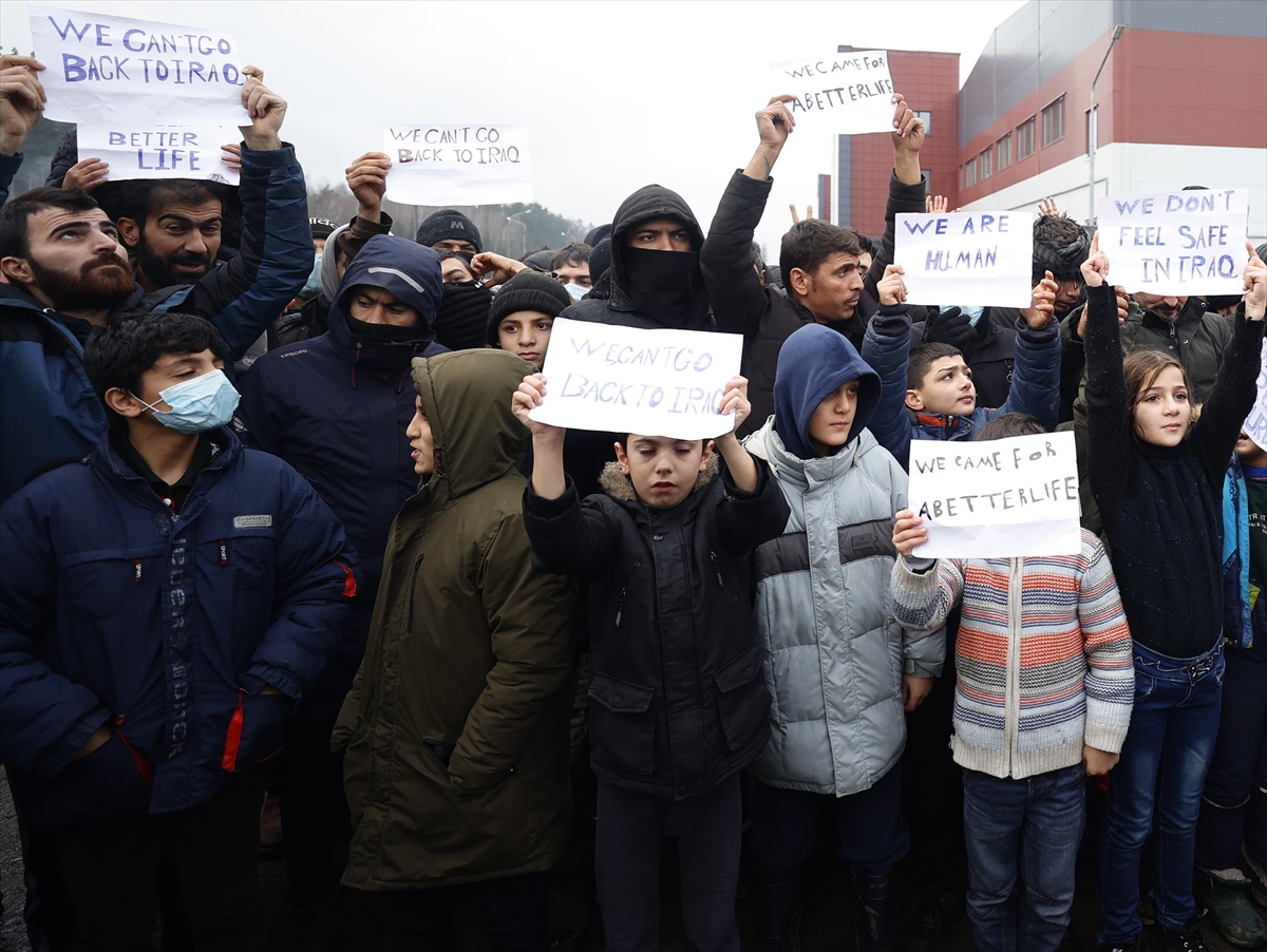 Belarus-Polonya sınırında Avrupa'ya göç yolunda bekleyenler gösteri yaptı