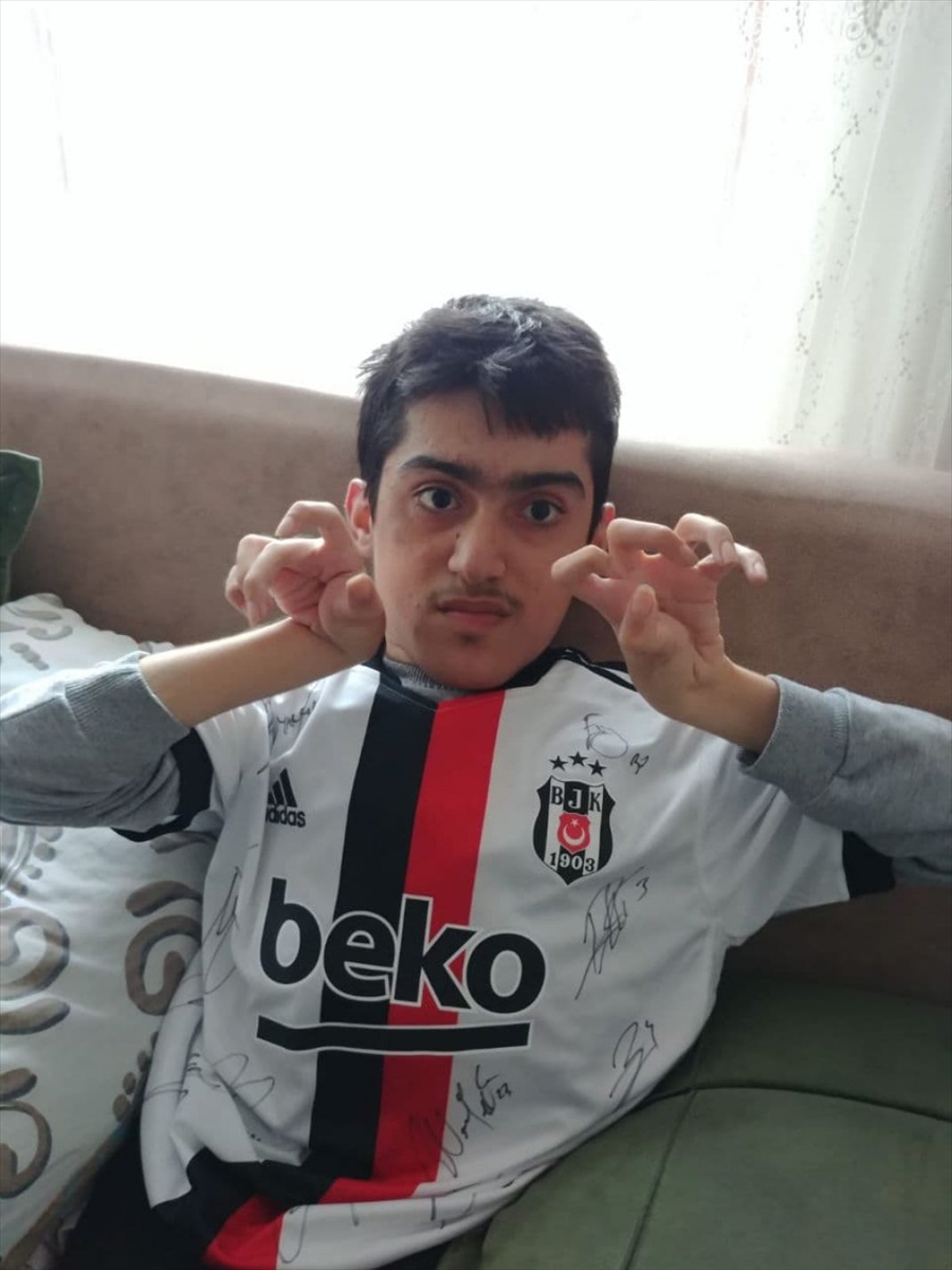 Beşiktaş Başkanı Çebi, engelli öğrenciye forma hediye etti