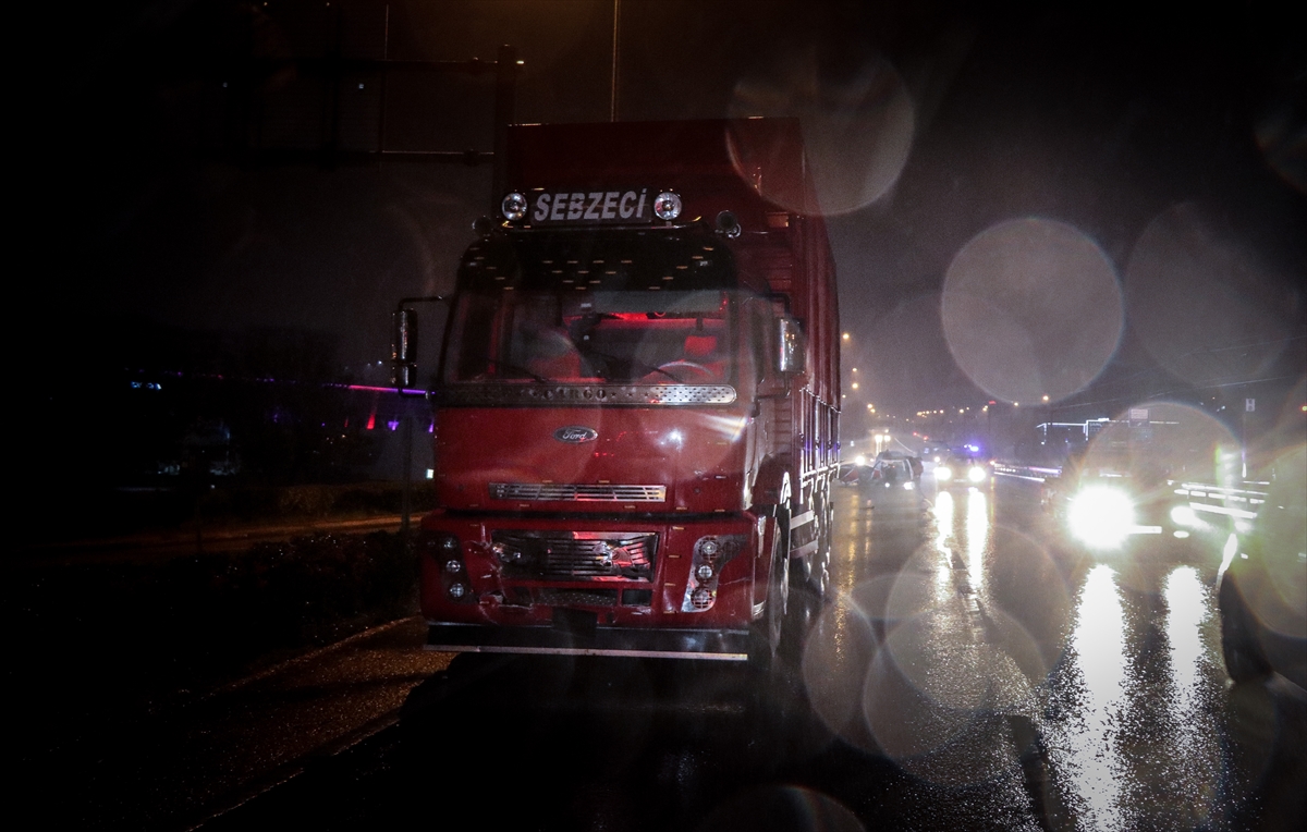 Bursa'da tır ile otomobilin çarpıştığı kazada 2 kişi yaralandı