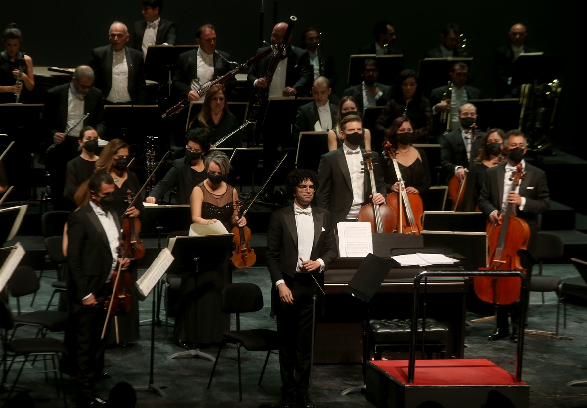 Cumhurbaşkanlığı Senfoni Orkestrası, AKM'de müzikseverlerle buluştu