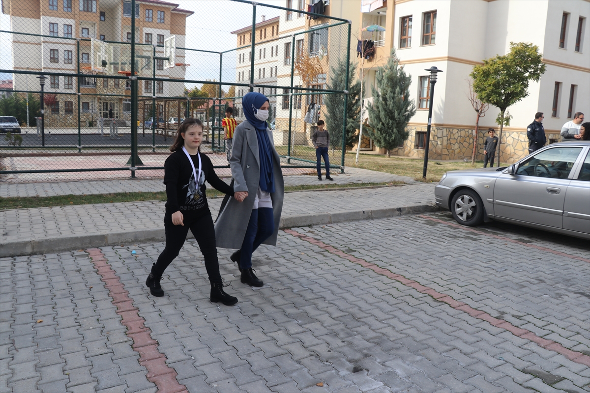 Down sendromlu Esmanur'un Anıtkabir hayalini Erzincan Valisi gerçekleştiriyor