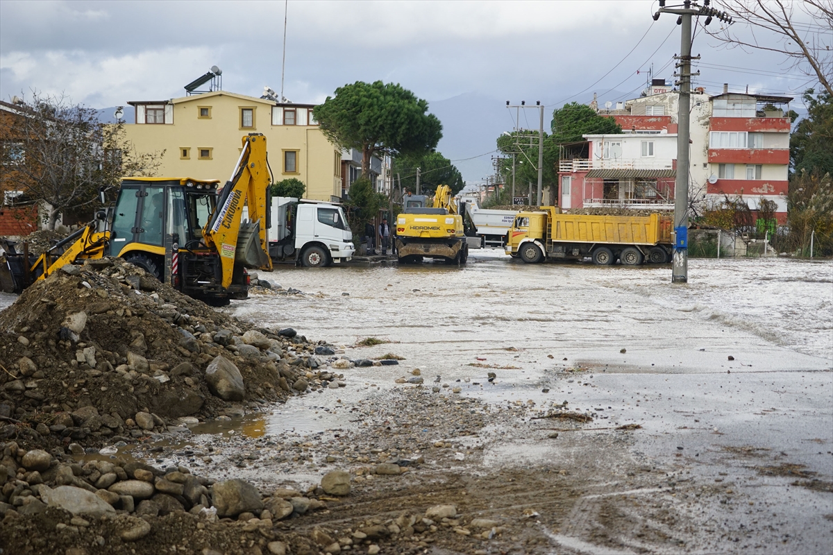 Edremit Körfezi'nde deniz suyunun sokaklara ilerlemesini önlemek için set kuruluyor