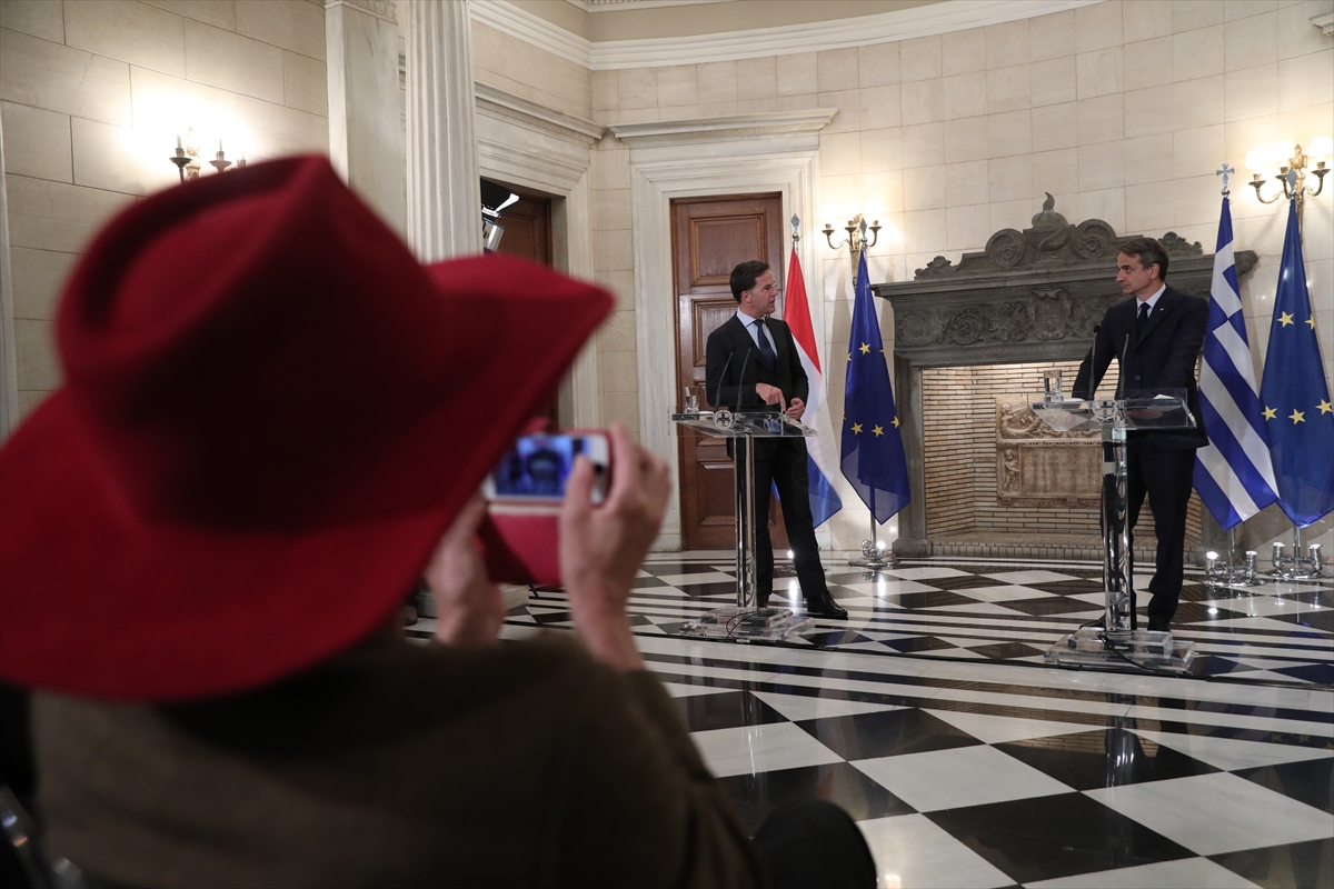 Hollandalı gazeteci, canlı yayında Yunanistan Başbakanı Miçotakis'i “yalan söylemekle” suçladı