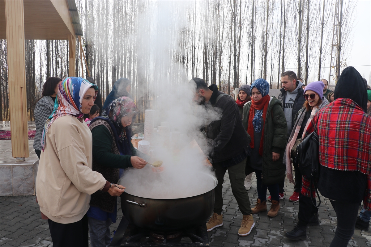 Iğdır'da doğa yürüyüşü yapan öğretmenlere köylülerden çay ve çorba sürprizi