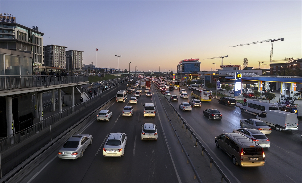 İstanbul'da ara tatilin ardından ilk iş gününde trafik yoğunluğu yaşanıyor