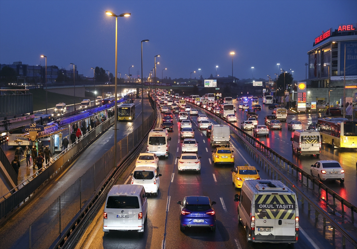 İstanbul'da haftanın ilk iş gününde trafik yoğunluğu yaşanıyor