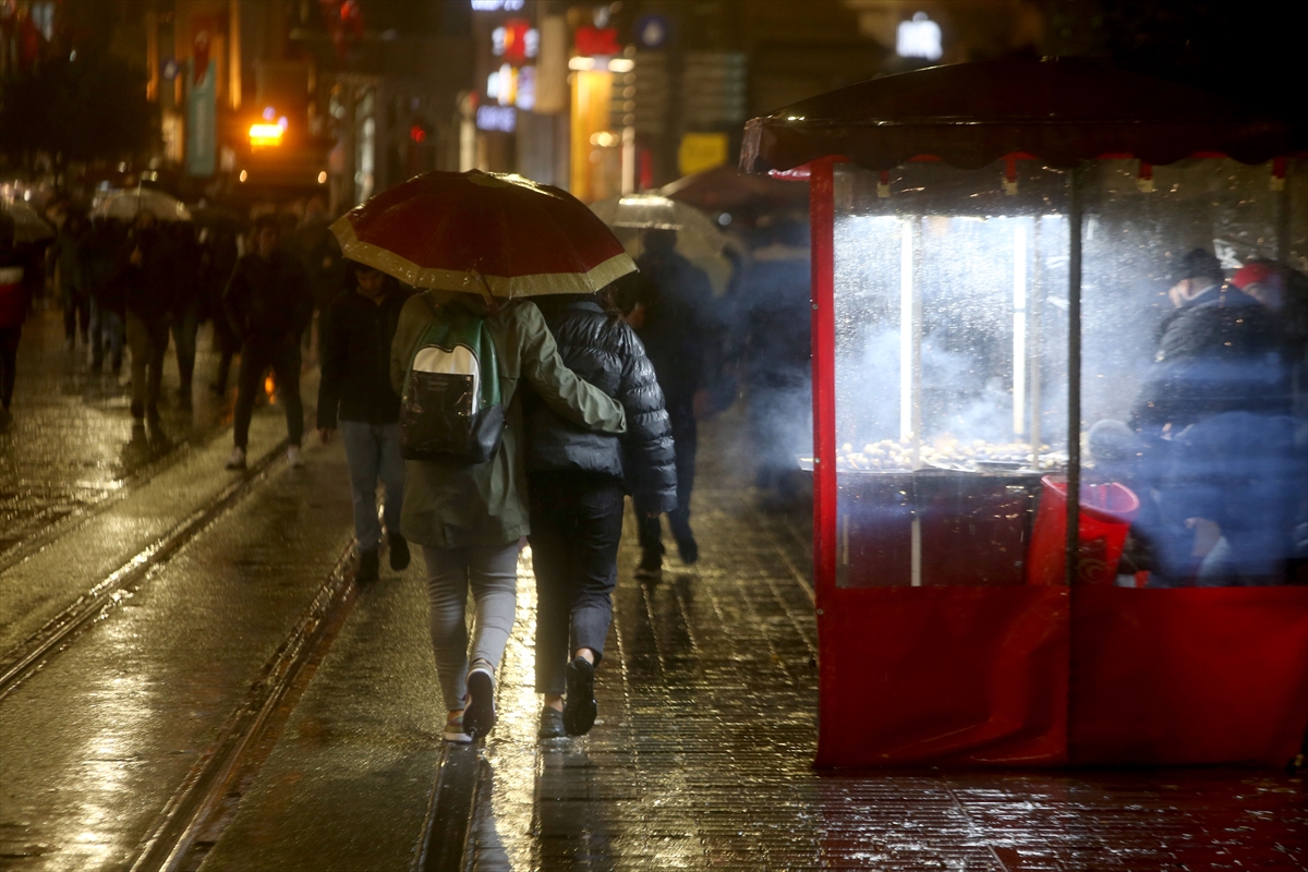 İstanbul'da kuvvetli fırtına hayatı olumsuz etkiliyor